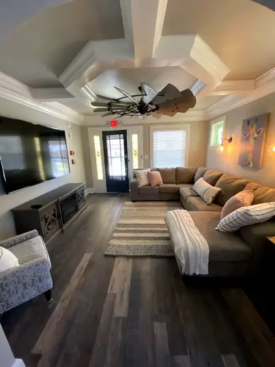 Spacious living room with cozy seating at Hope's Horizon detox center in Maryland.